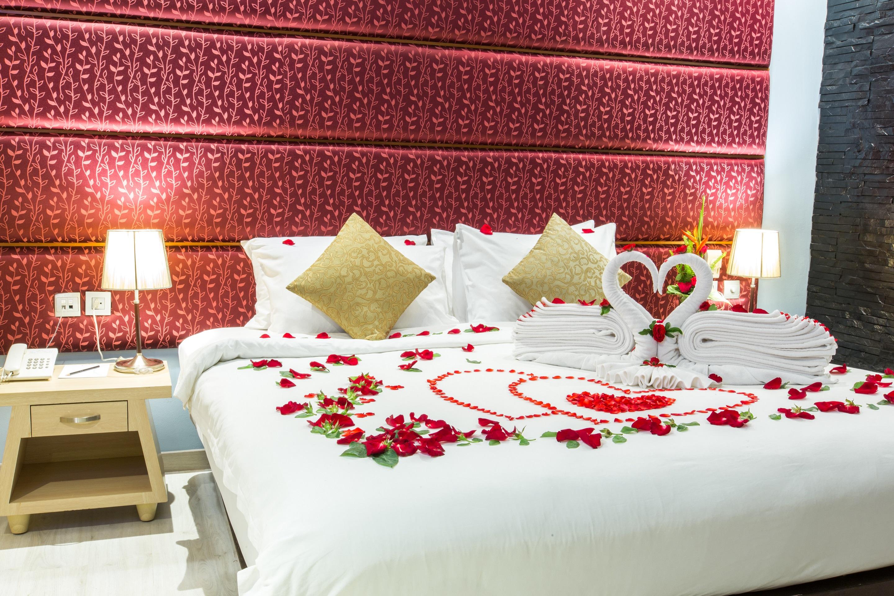 Indochine Resort And Villas - Sha Extra Plus Patong Dış mekan fotoğraf A bed decorated with rose petals